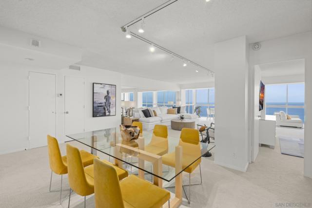939 Coast Blvd, La Jolla CA: https://media.crmls.org/mediaz/2cdd758b-1e2f-47a5-bfbb-27082a166a48.jpg