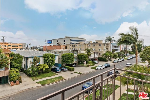 11827 Goshen Avenue, Los Angeles CA: https://media.crmls.org/mediaz/2cddb54a-a552-4da9-9679-3daf079b7724.jpg