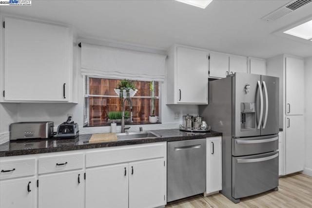 60 W South St, Tracy CA: https://media.crmls.org/mediaz/2cde435b-df8c-492d-8f86-07f280804d87.jpg