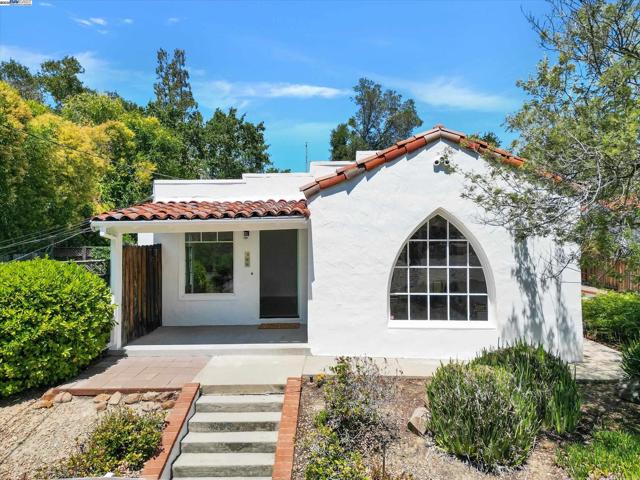 366 Ilo Ln, Danville CA: https://media.crmls.org/mediaz/2cdeabf5-16aa-4e4a-b5f3-fdb3b5888303.jpg