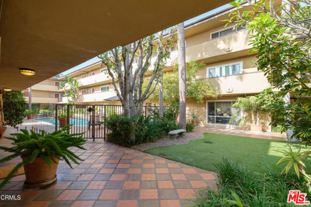 970 Palm Avenue, West Hollywood CA: https://media.crmls.org/mediaz/2cdfb291-75f5-49cd-bb50-ec238e51acf9.jpg