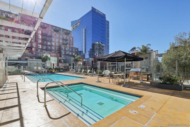 800 The Mark Ln, San Diego CA: https://media.crmls.org/mediaz/2ce02d8d-6b07-4c6c-9e35-9b467f658d9e.jpg