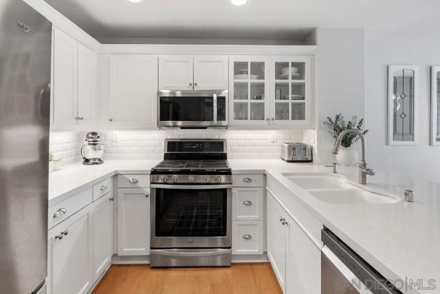 3514 Shoreline Bluff Ln, San Diego CA: https://media.crmls.org/mediaz/2ce0d55f-6395-4621-b4f1-478728bbb828.jpg