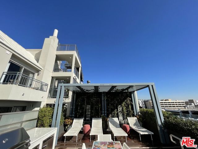 1453 3rd Street Promenade, Santa Monica CA: https://media.crmls.org/mediaz/2ce139f5-8b38-4528-b703-e75243fa8e25.jpg