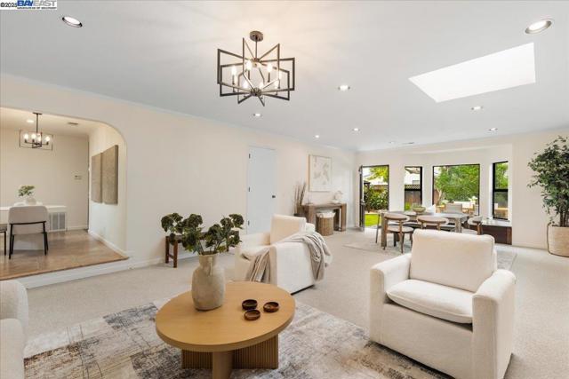 34264 Atteridge Pl, Fremont CA: https://media.crmls.org/mediaz/2ce16be0-3af3-4d66-927d-3e60fff9378f.jpg