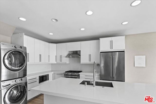 6955 Trolleyway, Playa del Rey CA: https://media.crmls.org/mediaz/2ce16f3b-b9c0-4b17-a2ea-664ceb59c2b2.jpg
