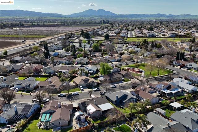 3050 Browning Ct, Brentwood CA: https://media.crmls.org/mediaz/2ce186d7-6f18-41bc-ad20-b2a370f05eb0.jpg