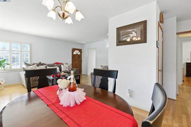 923 90Th Ave, Oakland CA: https://media.crmls.org/mediaz/2ce209f6-55b7-4c9b-92ba-2de2125eb6fa.jpg