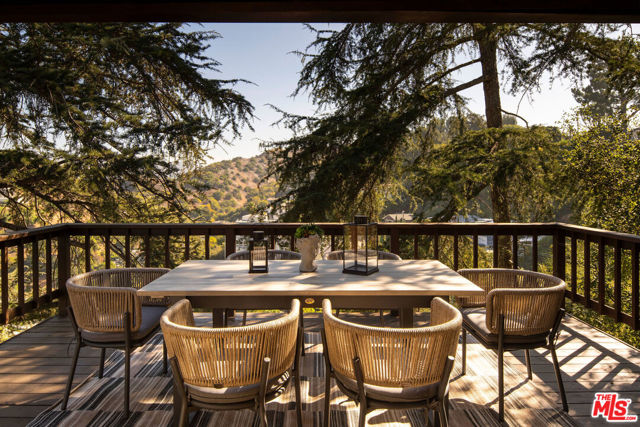 3720 Alta Mesa Drive, Studio City CA: https://media.crmls.org/mediaz/2ce2a192-f317-46e5-8605-c4fdab5162aa.jpg