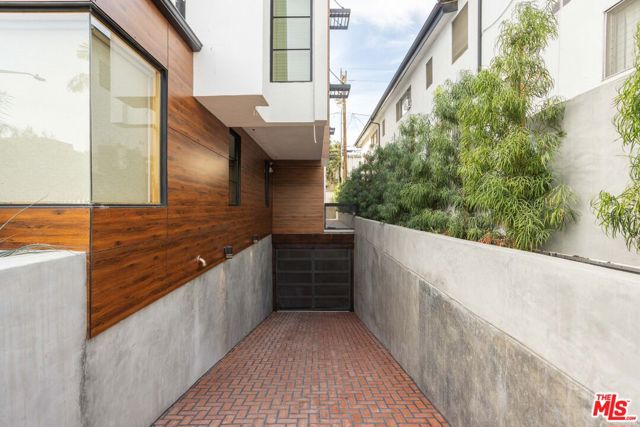 547 N Sweetzer Avenue, West Hollywood CA: https://media.crmls.org/mediaz/2ce2cb10-8c83-43eb-9d8d-668cb288618a.jpg