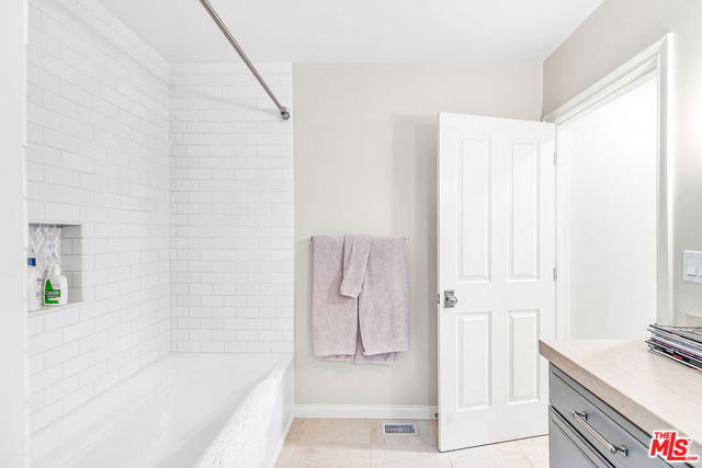 328 El Camino Drive, Beverly Hills CA: https://media.crmls.org/mediaz/2ce31e7b-cda9-493f-bc89-e5eb0bca56c9.jpg