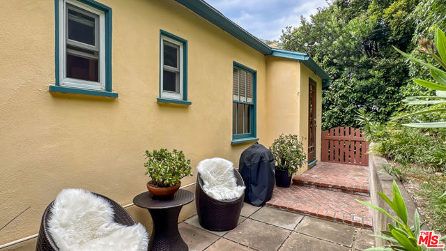 752 Country Club Drive, Burbank CA: https://media.crmls.org/mediaz/2ce3930d-b97d-479c-8f23-8c44e23f5822.jpg