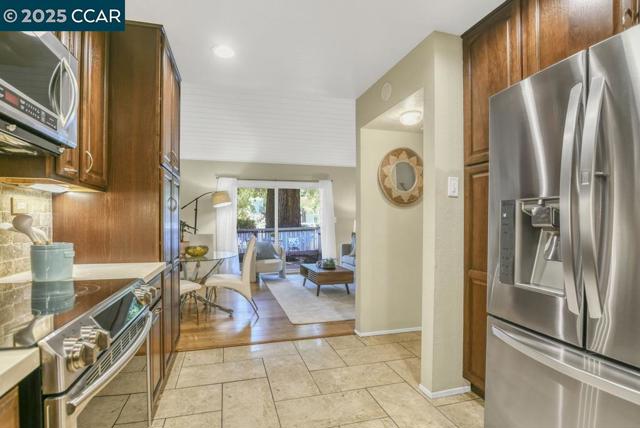 2708 Oak Rd, Walnut Creek CA: https://media.crmls.org/mediaz/2ce4056c-76a1-42b3-b299-f2ba7ad50152.jpg