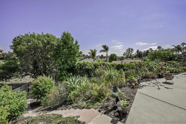 5241 Alamosa Park Dr, Oceanside CA: https://media.crmls.org/mediaz/2ce49007-7643-438a-a5f9-e9244b906e75.jpg
