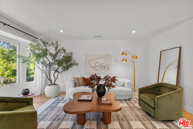 16820 Mccormick Street, Encino CA: https://media.crmls.org/mediaz/2ce4c8f9-a354-4770-9842-53db66b14c59.jpg