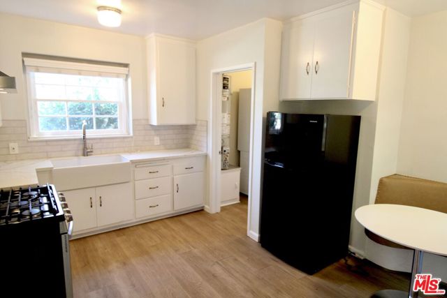 11410 Aqua Vista Street, Studio City CA: https://media.crmls.org/mediaz/2ce4fc7a-6c87-4e60-9b38-a59a8ea21120.jpg