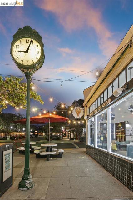 Image 29 of 41 For 848 Stannage Ave 11