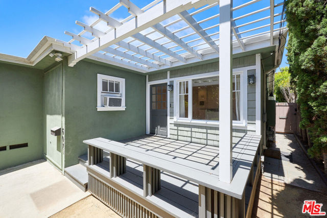 607 Ashland Avenue, Santa Monica CA: https://media.crmls.org/mediaz/2ce7b97c-8685-4b37-8ea8-cda3b6f52a49.jpg