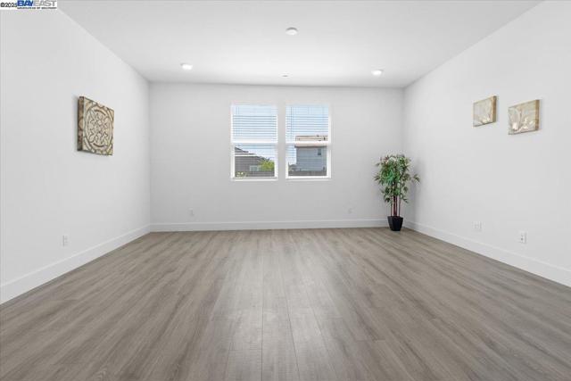 946 Osprey Dr, Lathrop CA: https://media.crmls.org/mediaz/2ce8063d-866d-4cc7-a22a-9f653b65e5c7.jpg