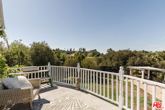 4244 Balcony Drive, Calabasas CA: https://media.crmls.org/mediaz/2ce89c6b-e61e-4fb3-a2fe-e9c955dae69f.jpg