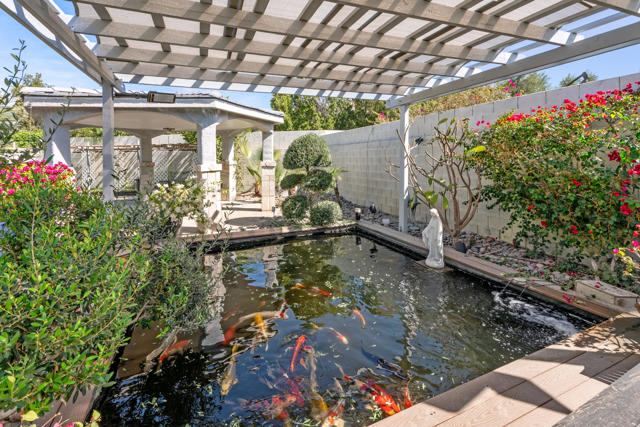 6 Voltaire Court, Rancho Mirage CA: https://media.crmls.org/mediaz/2cea0311-4f0d-4eb1-9533-c88c0299c132.jpg