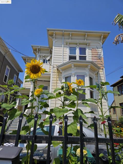 2825 Market St, Oakland CA: https://media.crmls.org/mediaz/2cea0ece-3a50-4adf-b53a-5293a069ca56.jpg