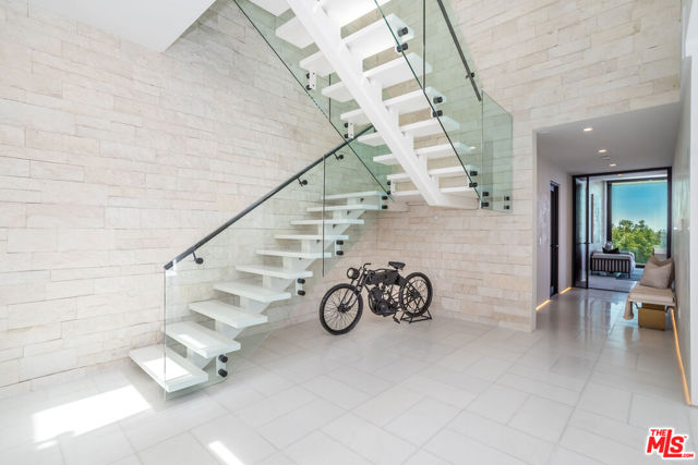 9406 Lloydcrest Drive, Beverly Hills CA: https://media.crmls.org/mediaz/2cea1255-e3f4-435a-b700-eaa7c3903642.jpg