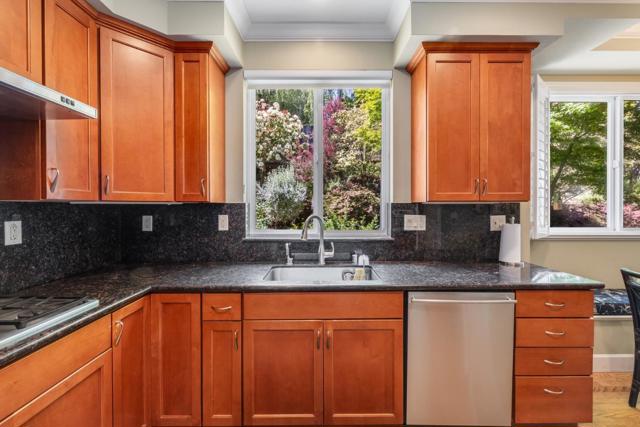 992 Lakeview Way, Redwood City CA: https://media.crmls.org/mediaz/2ceaa304-a4e2-4acf-bd41-1728d954790e.jpg