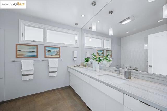 310 Pacific Ave, Piedmont CA: https://media.crmls.org/mediaz/2ceaa34e-0ed1-460c-852f-a6d4b212314a.jpg