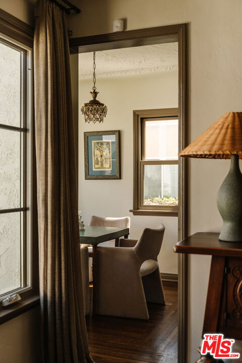 3975 Sutro Avenue, Los Angeles CA: https://media.crmls.org/mediaz/2cebdc73-d70c-49b5-a95a-5218b30c478b.jpg