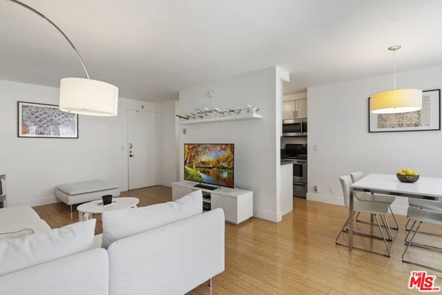 525 N Sycamore Avenue, Los Angeles CA: https://media.crmls.org/mediaz/2cec25b6-f7e0-4cc5-9663-e3bbe3e6cdea.jpg