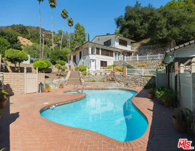 2136 Benedict Canyon Drive, Beverly Hills CA: https://media.crmls.org/mediaz/2cec3377-7984-43a7-9dfe-4951f1a5b87a.jpg