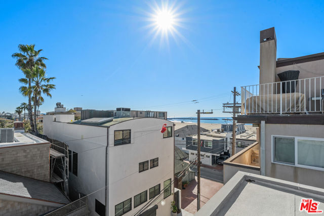 20 Quarterdeck Street, Marina del Rey CA: https://media.crmls.org/mediaz/2cee6570-250b-4d19-b29a-a4195bffbc4a.jpg