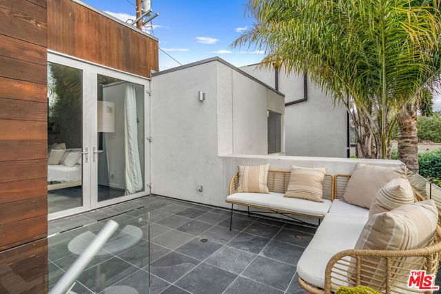 714 California Avenue, Venice CA: https://media.crmls.org/mediaz/2cefddd2-95cd-42af-8bc9-a660ceca0ed8.jpg