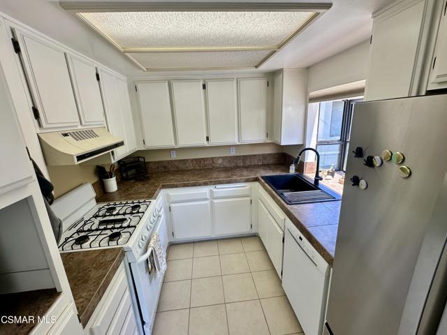 6459 Stoney View Lane, Simi Valley CA: https://media.crmls.org/mediaz/2cf03996-c1cf-469f-b376-f74db0b8b8ce.jpg