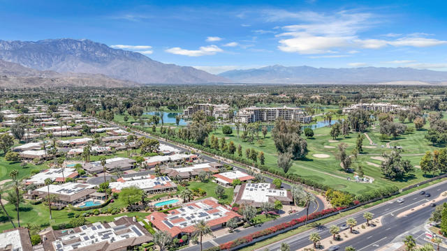 5 Stanford Drive, Rancho Mirage CA: https://media.crmls.org/mediaz/2cf05ef9-ebaa-455e-8211-32124c81d7a3.jpg