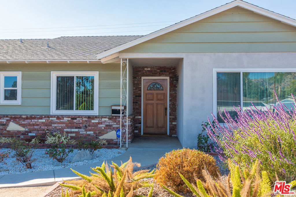 https://media.crmls.org/mediaz/2cf0b3a4-7b3a-4aa5-9e4a-0436f99d9610.jpg?preset=X-Large