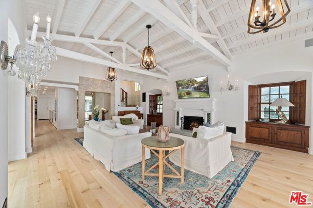 22416 Pacific Coast Highway, Malibu CA: https://media.crmls.org/mediaz/2cf0f06b-827f-428d-8dc5-8c180944c1d3.jpg