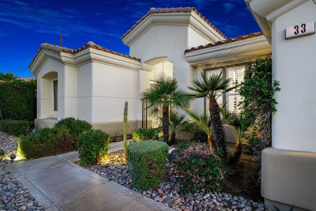33 Calle La Reina, Rancho Mirage CA: https://media.crmls.org/mediaz/2cf11196-c284-4d11-83cd-7f1d15757481.jpg
