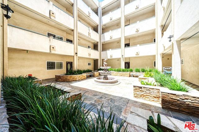 1043 S Kenmore Avenue, Los Angeles CA: https://media.crmls.org/mediaz/2cf154ad-4298-4f20-b965-f38ca93d8ae9.jpg