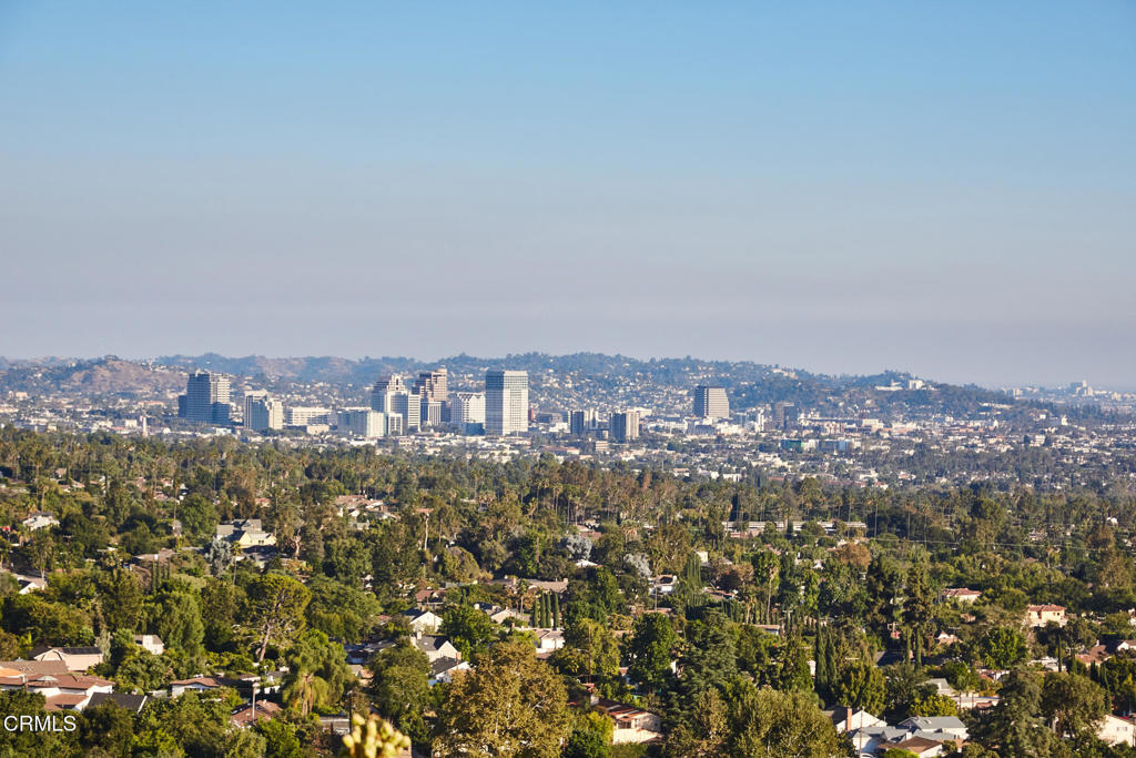 https://media.crmls.org/mediaz/2cf1b2b7-4e90-4638-b3f3-c5c970668f6d.jpg?preset=X-Large
