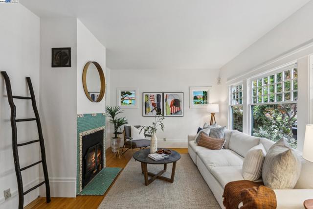 3215 Liberty Ave, Alameda CA: https://media.crmls.org/mediaz/2cf1f03a-0dd6-494c-b61f-d1d3a680466c.jpg