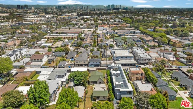 1925 19th Street, Santa Monica CA: https://media.crmls.org/mediaz/2cf24efe-f097-4664-b50d-718f3c2a62fc.jpg