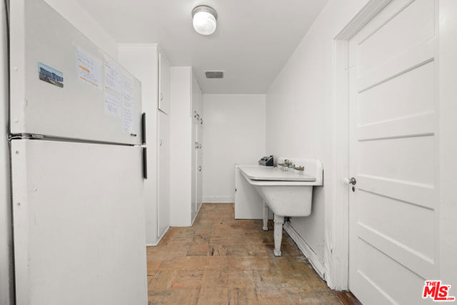 443 S June Street, Los Angeles CA: https://media.crmls.org/mediaz/2cf29ad7-5c08-432a-addb-3531fb12fbdc.jpg