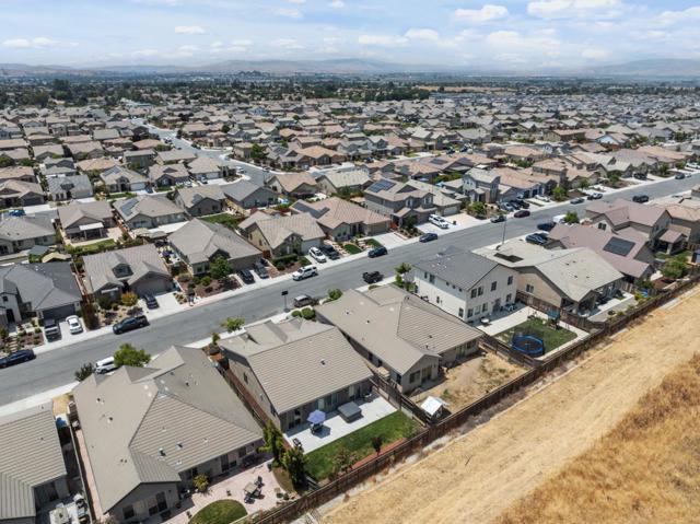 1621 Castlerock Drive, Hollister CA: https://media.crmls.org/mediaz/2cf30436-9b55-4d43-934b-ff0852358597.jpg