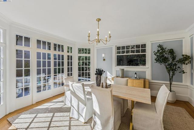 5811 Romany, Oakland CA: https://media.crmls.org/mediaz/2cf3834e-f14a-4cc8-9967-f044924861b6.jpg