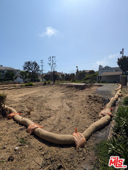 507 El Medio Avenue, Pacific Palisades CA: https://media.crmls.org/mediaz/2cf3946a-75e4-4e1b-b4a6-31033f7be3a0.jpg