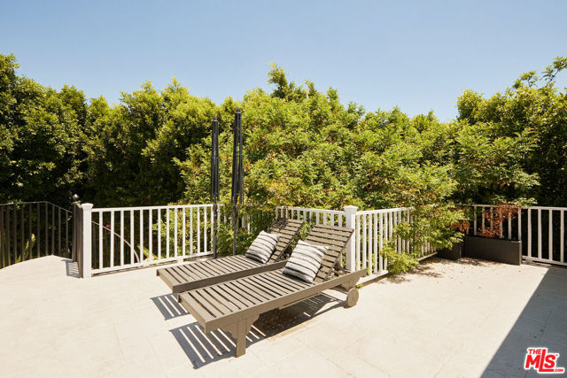 7676 Coldwater Canyon Court, North Hollywood CA: https://media.crmls.org/mediaz/2cf439e5-fc23-407d-ae77-198e3d522714.jpg