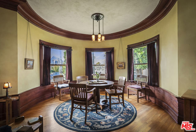 2102 W 24th Street, Los Angeles CA: https://media.crmls.org/mediaz/2cf506c7-bfb1-46db-b6f7-23aebdf65742.jpg