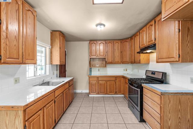 2825 Marlborough Avenue, Redwood City CA: https://media.crmls.org/mediaz/2cf5bef1-5597-4a66-b2a8-061892e3067c.jpg